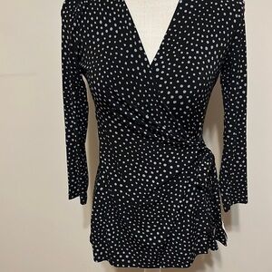 Anne Klein faux wrap top.!Blk/white. Sz sm